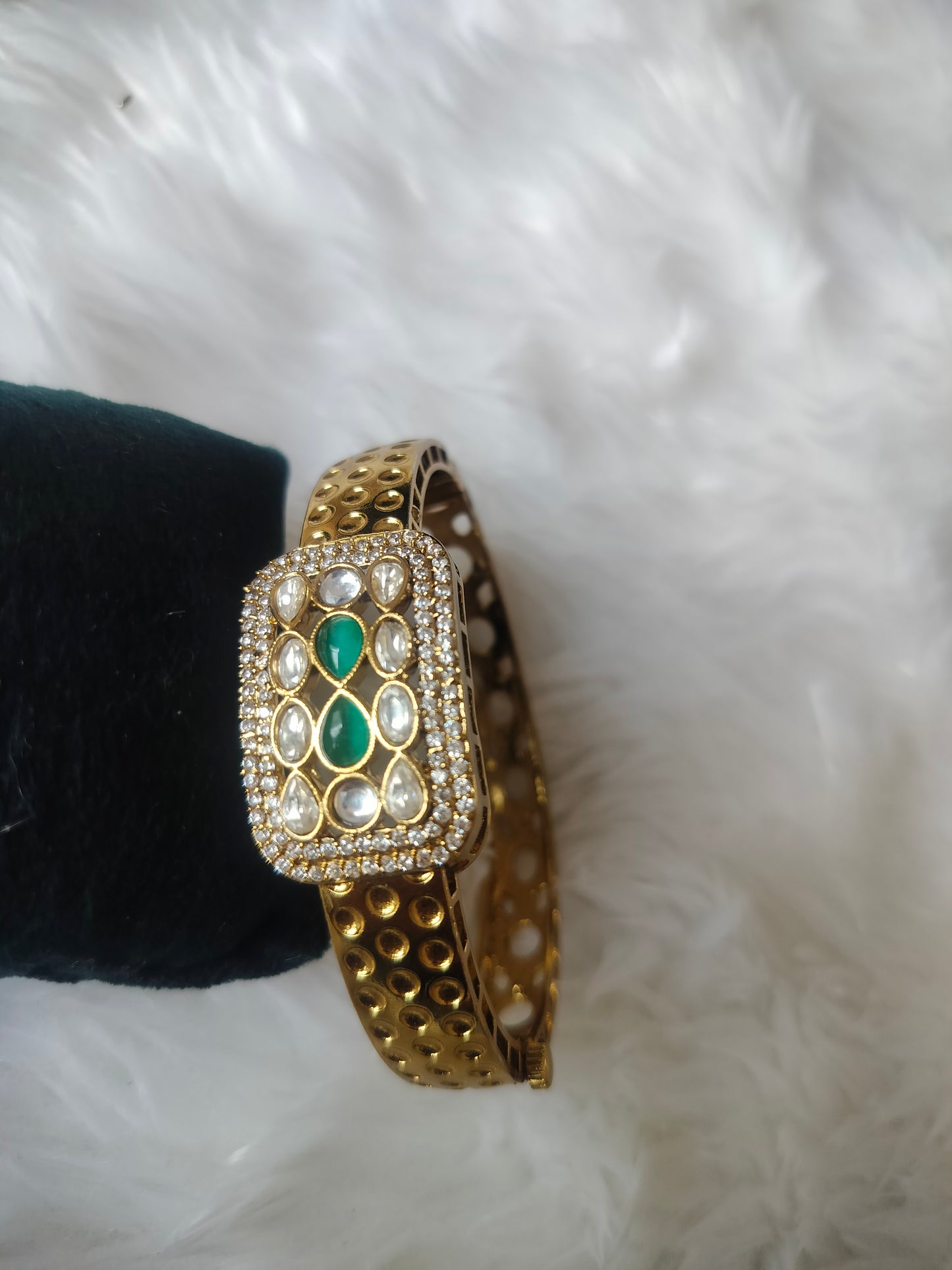 Ornate Emerald & Kundan Hammered Gold Bracelet